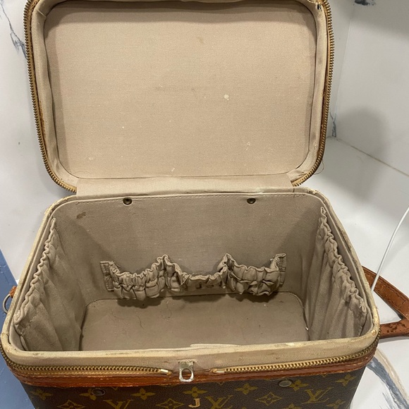 LOUIS VUITTON VINTAGE BEAUTY CASE IN MONOGRAM CANVAS - Picture 9 of 14